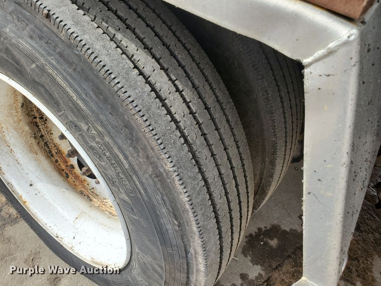 image for item DF4656 2000 Sterling L7501  oil distributor truck