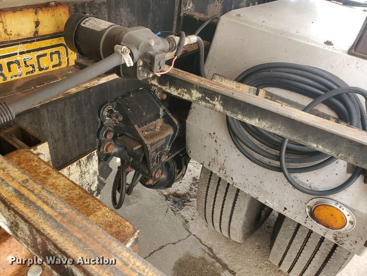 image for item DF4656 2000 Sterling L7501  oil distributor truck