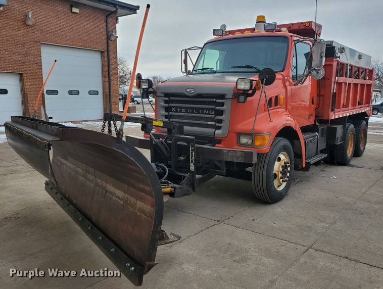 image for item DF4657 2001 Sterling LT7501  dump truck