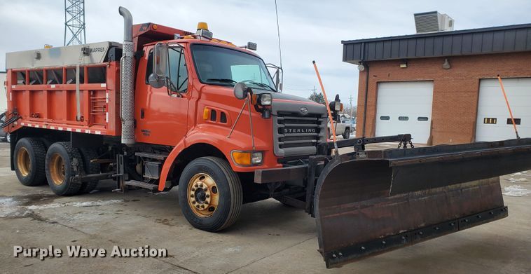image for item DF4657 2001 Sterling LT7501  dump truck