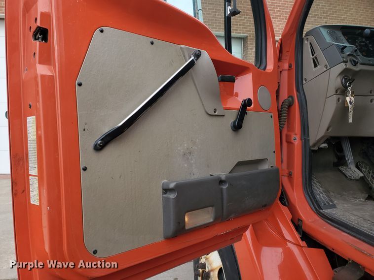 image for item DF4657 2001 Sterling LT7501  dump truck