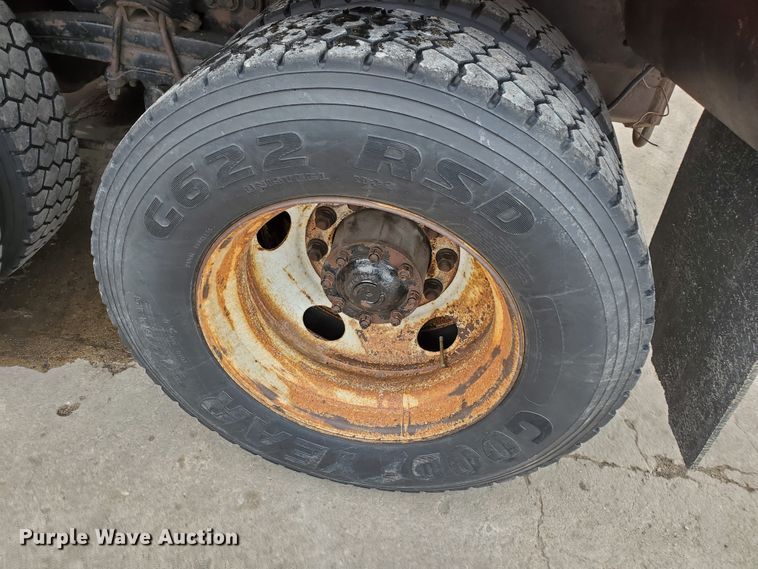 image for item DF4657 2001 Sterling LT7501  dump truck