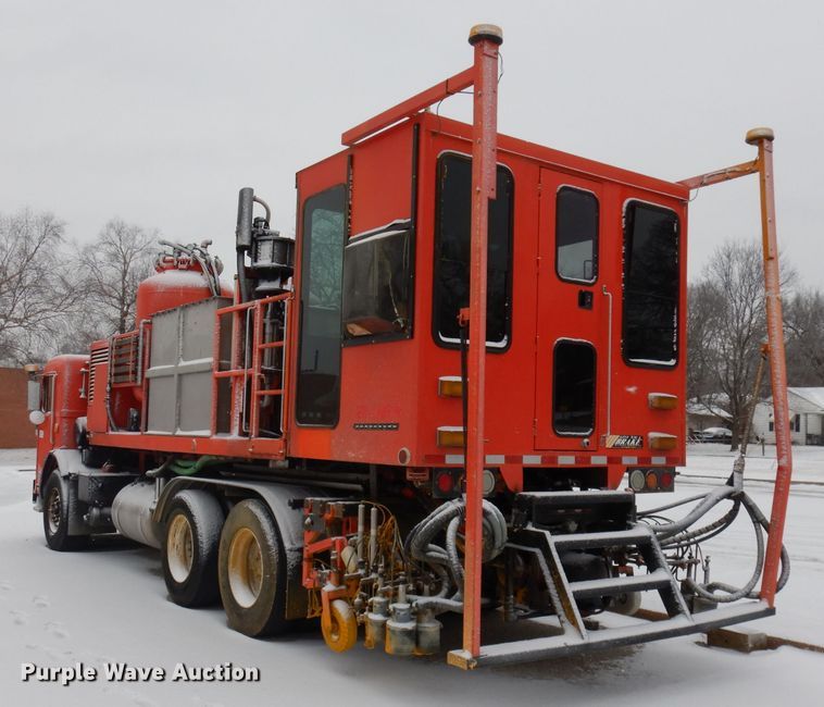 image for item DJ2879 2005 Peterbilt 320  paint striping truck