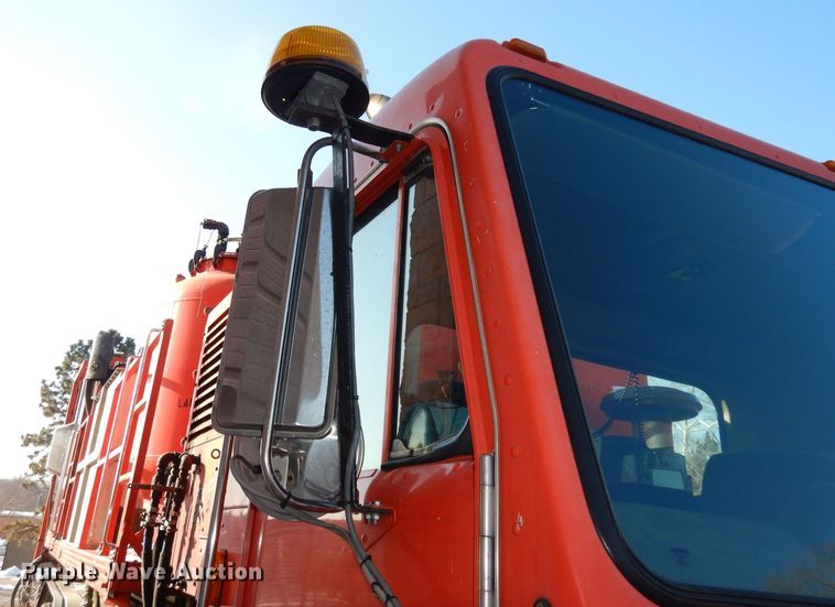 image for item DJ2879 2005 Peterbilt 320  paint striping truck