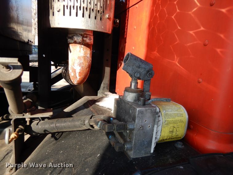 image for item DJ2879 2005 Peterbilt 320  paint striping truck