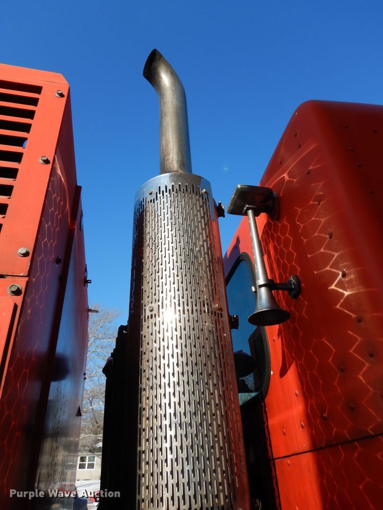 image for item DJ2879 2005 Peterbilt 320  paint striping truck