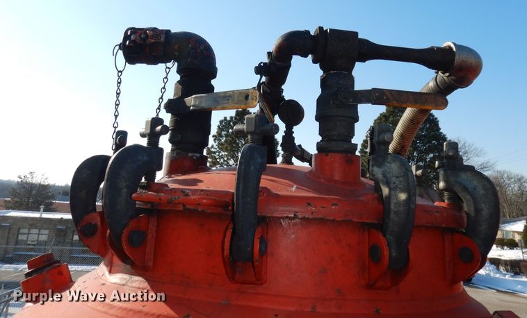 image for item DJ2879 2005 Peterbilt 320  paint striping truck