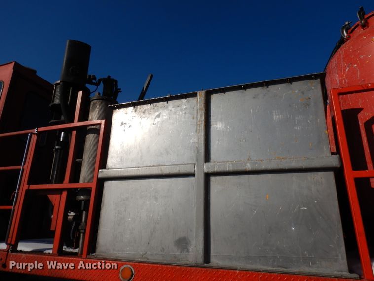 image for item DJ2879 2005 Peterbilt 320  paint striping truck