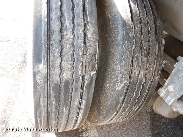 image for item DJ2879 2005 Peterbilt 320  paint striping truck