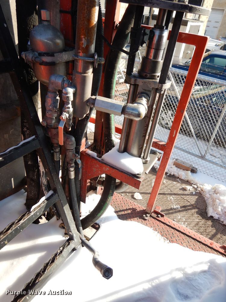 image for item DJ2879 2005 Peterbilt 320  paint striping truck