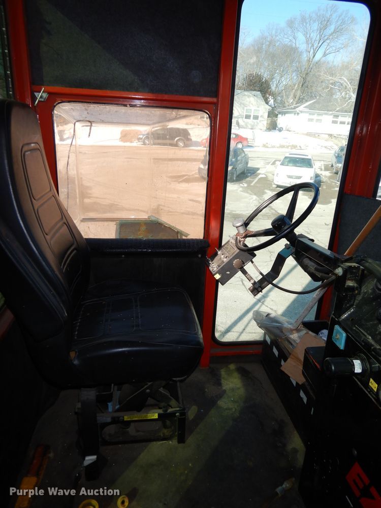 image for item DJ2879 2005 Peterbilt 320  paint striping truck