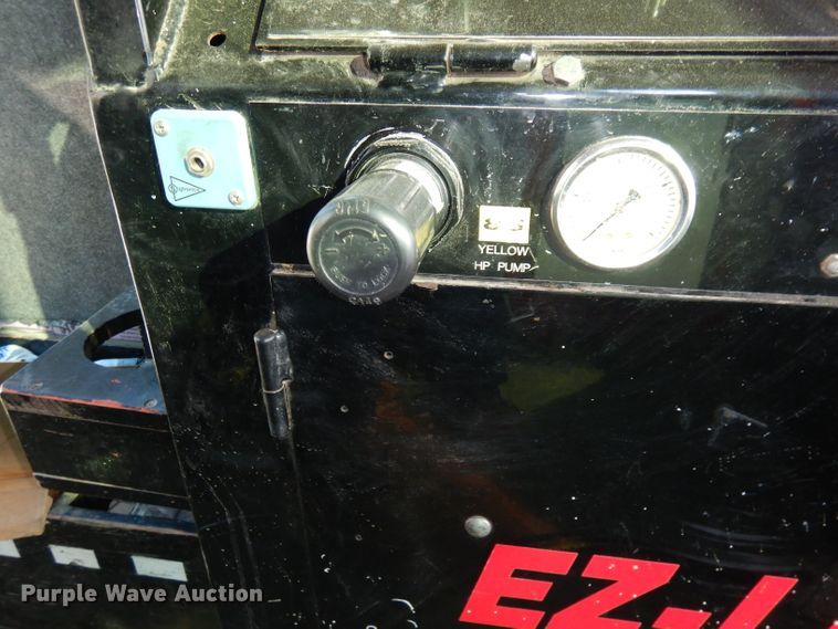 image for item DJ2879 2005 Peterbilt 320  paint striping truck