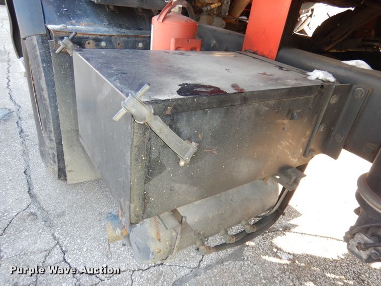 image for item DJ2879 2005 Peterbilt 320  paint striping truck