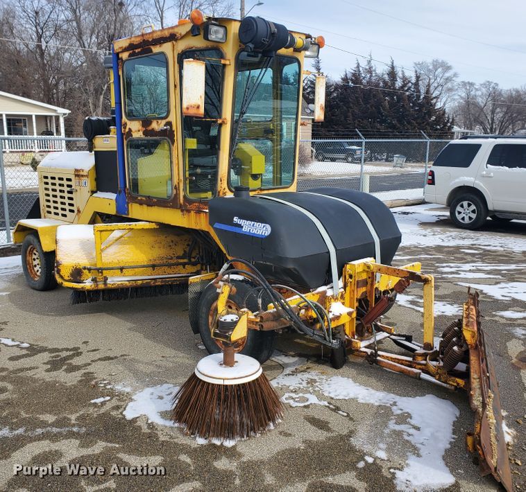 image for item EY9589 2007 Superior DT80CT  broom