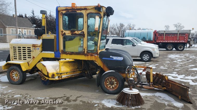 image for item EY9589 2007 Superior DT80CT  broom