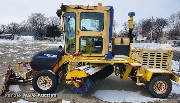 image for item EY9589 2007 Superior DT80CT  broom