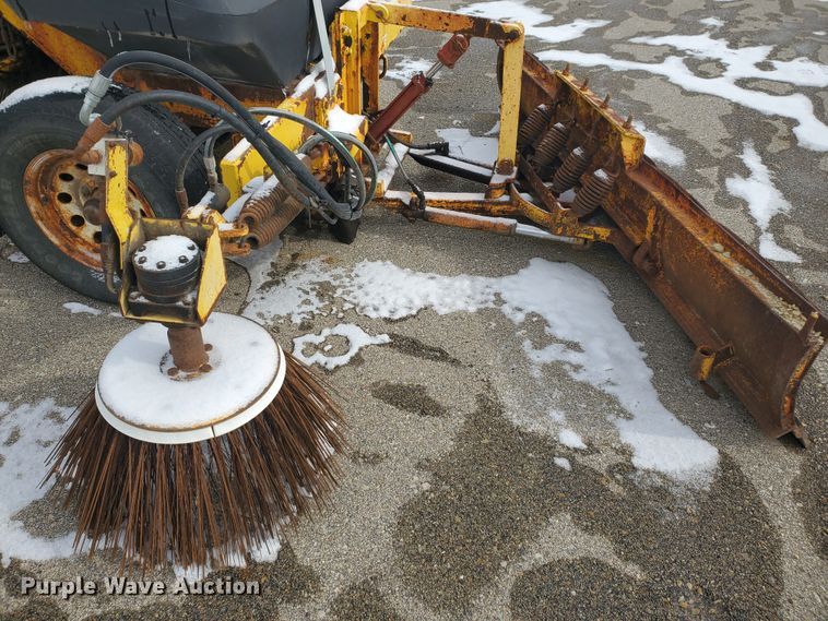 image for item EY9589 2007 Superior DT80CT  broom