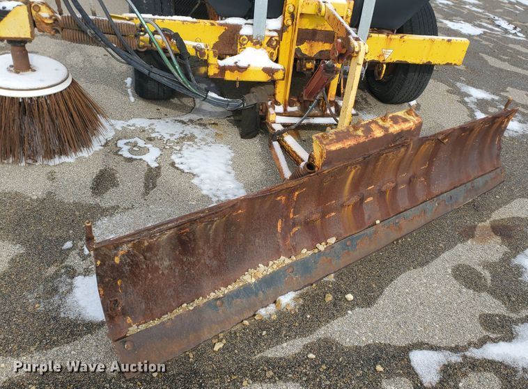 image for item EY9589 2007 Superior DT80CT  broom