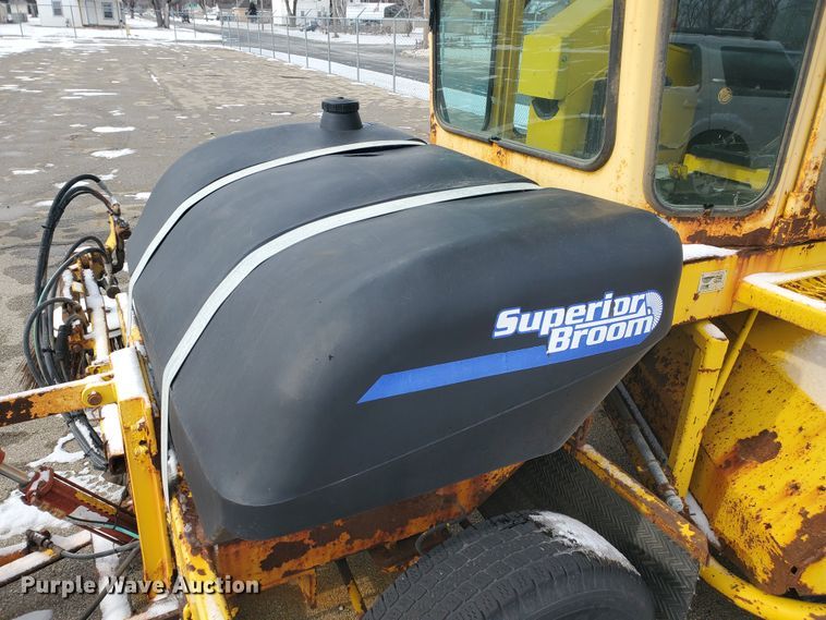 image for item EY9589 2007 Superior DT80CT  broom