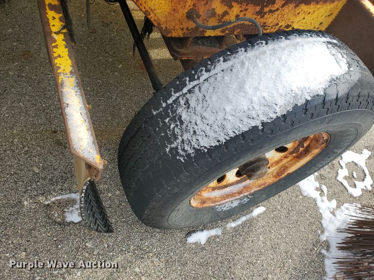 image for item EY9589 2007 Superior DT80CT  broom