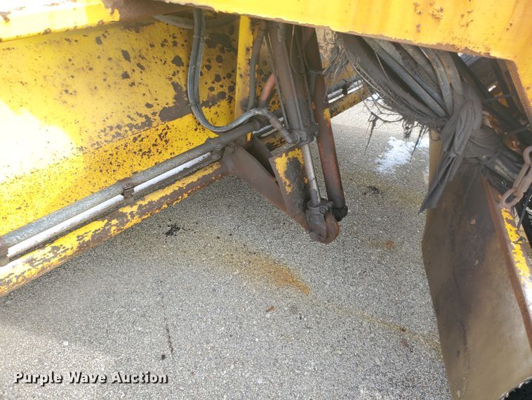 image for item EY9589 2007 Superior DT80CT  broom