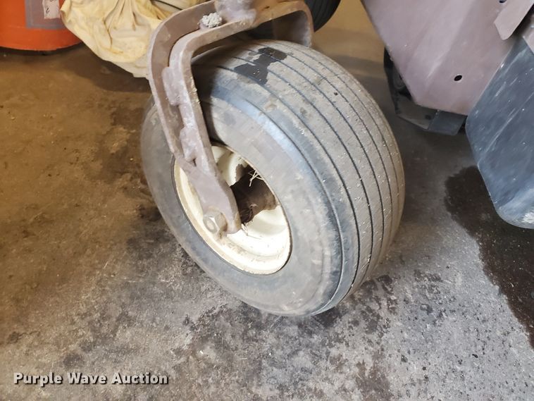 image for item GE9933 2009 Grasshopper 620T ZTR lawn mower