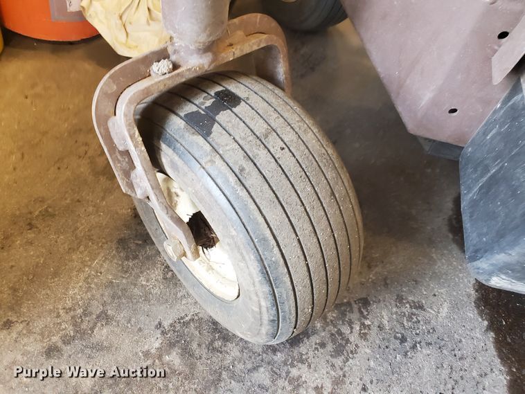 image for item GE9933 2009 Grasshopper 620T ZTR lawn mower