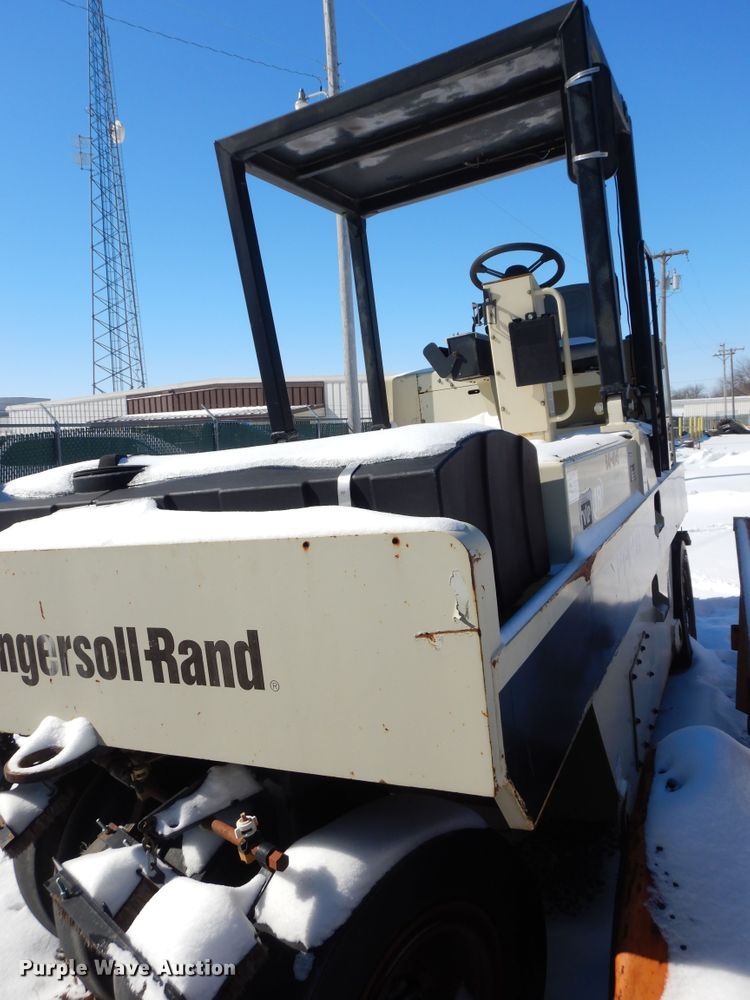 image for item GG9415 2005 Ingersoll Rand PT-125R  pneumatic roller
