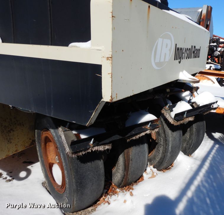 image for item GG9415 2005 Ingersoll Rand PT-125R  pneumatic roller