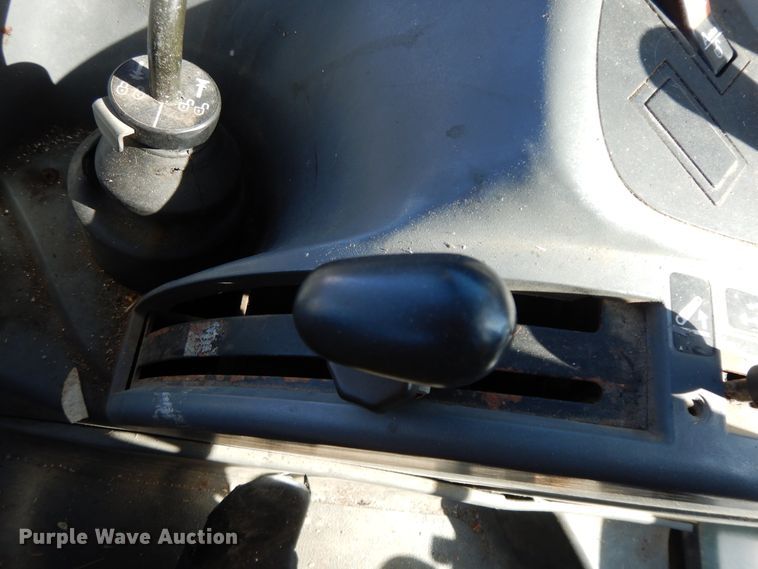 image for item GG9419 2001 New Holland TS100  tractor