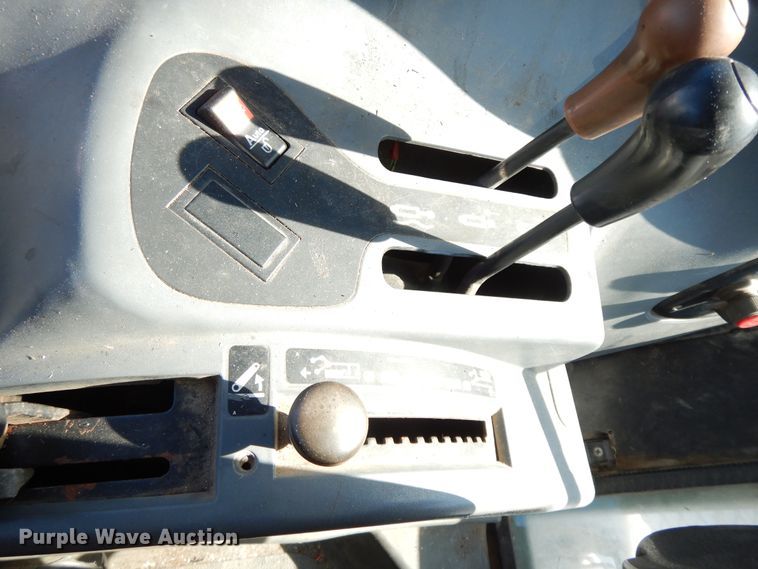 image for item GG9419 2001 New Holland TS100  tractor