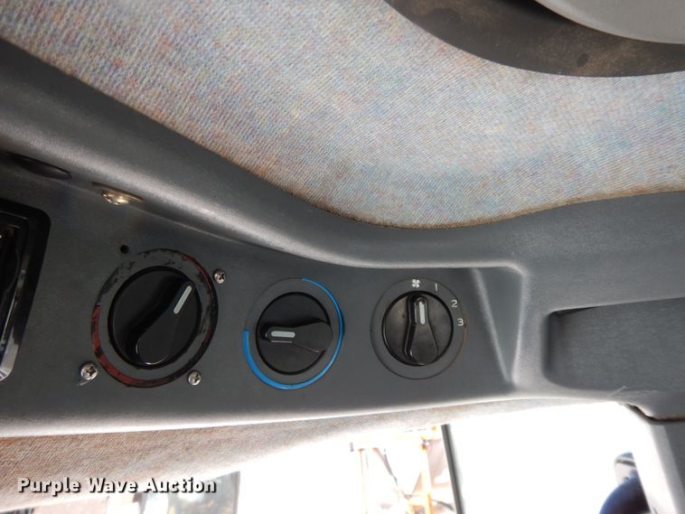 image for item GG9419 2001 New Holland TS100  tractor