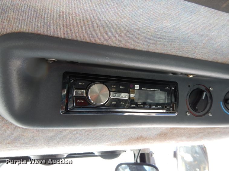 image for item GG9419 2001 New Holland TS100  tractor