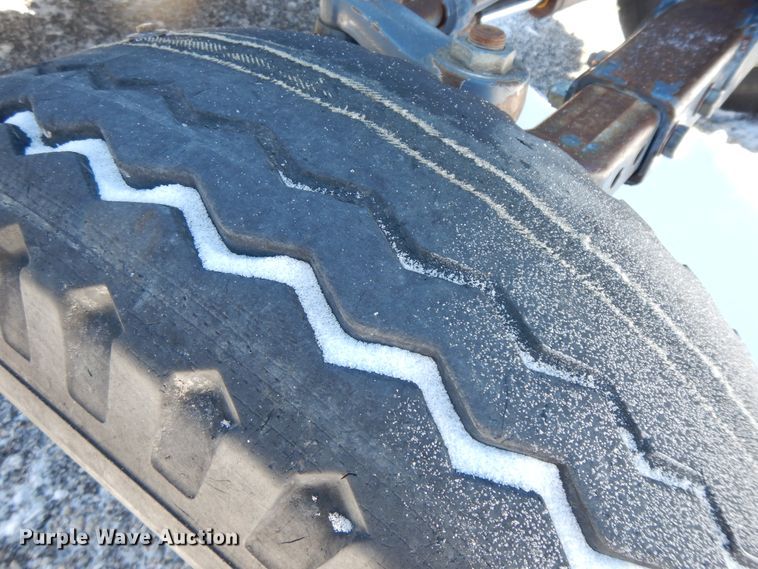 image for item GG9419 2001 New Holland TS100  tractor