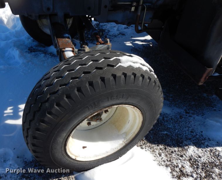 image for item GG9419 2001 New Holland TS100  tractor