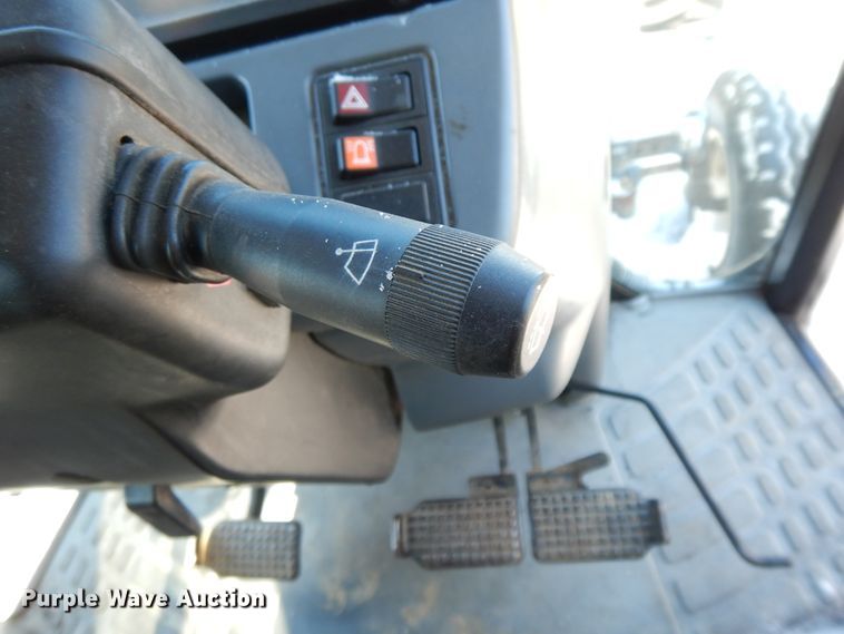 image for item GG9420 2001 New Holland TS100  tractor