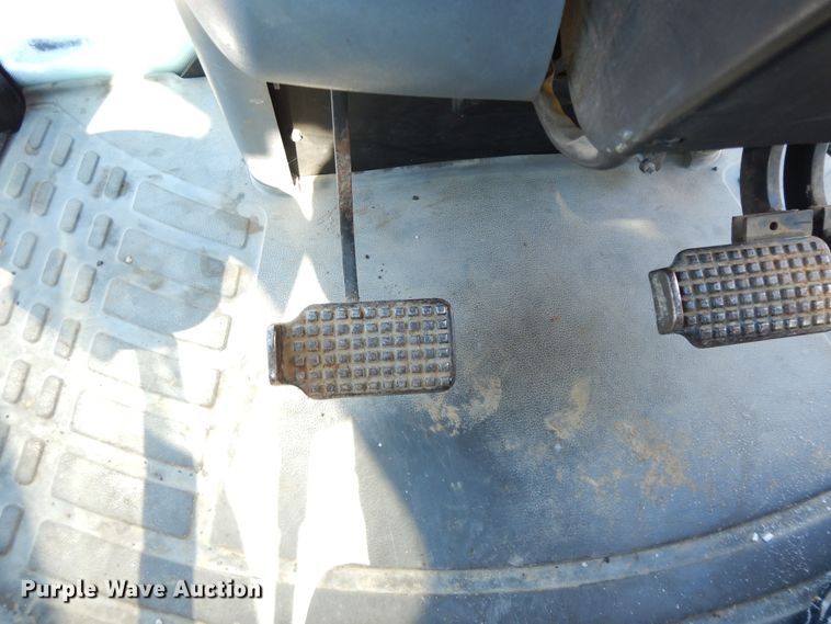 image for item GG9420 2001 New Holland TS100  tractor