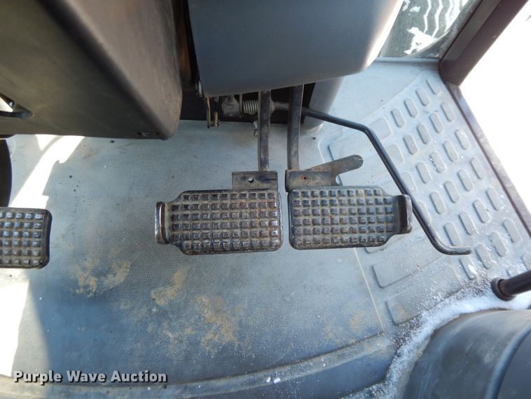 image for item GG9420 2001 New Holland TS100  tractor