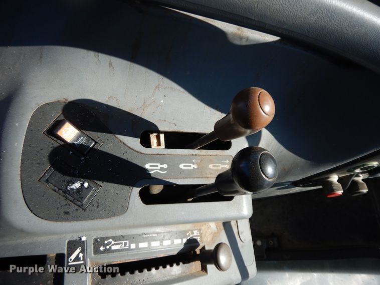 image for item GG9420 2001 New Holland TS100  tractor