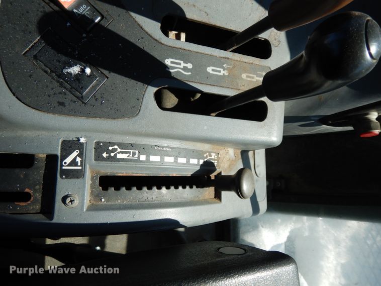 image for item GG9420 2001 New Holland TS100  tractor