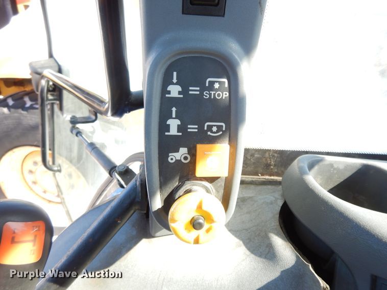 image for item GG9420 2001 New Holland TS100  tractor