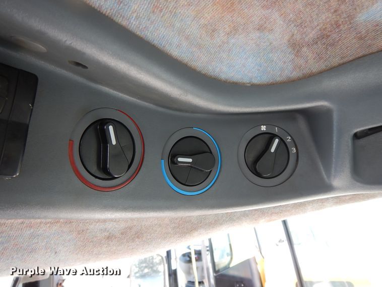 image for item GG9420 2001 New Holland TS100  tractor