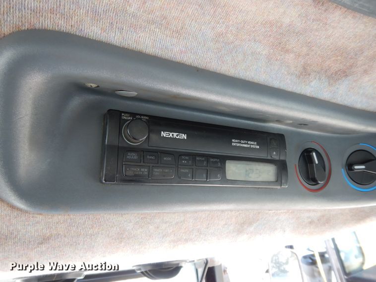 image for item GG9420 2001 New Holland TS100  tractor