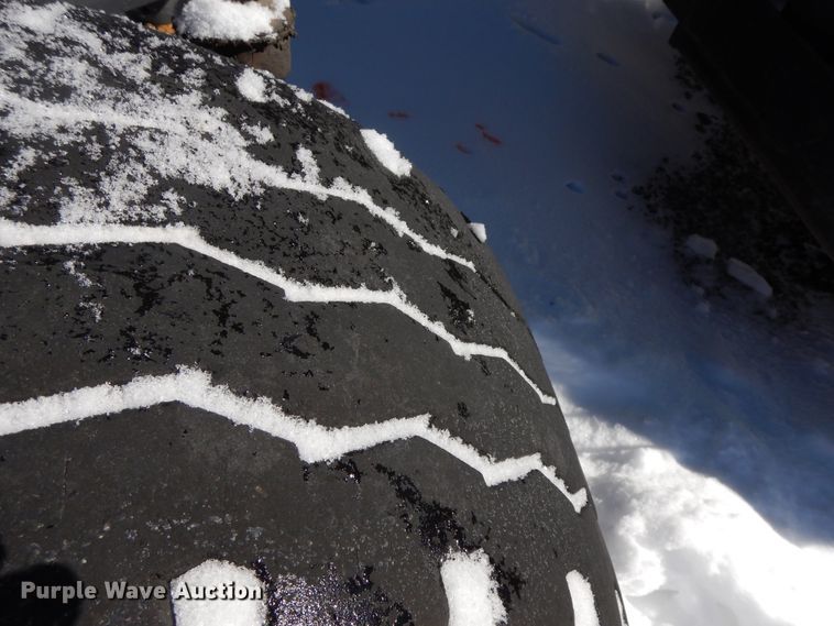 image for item GG9420 2001 New Holland TS100  tractor