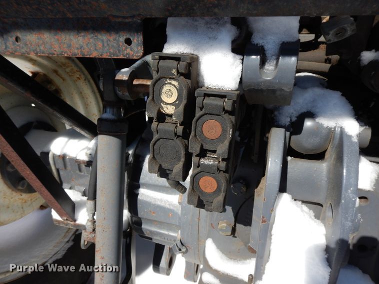 image for item GG9420 2001 New Holland TS100  tractor