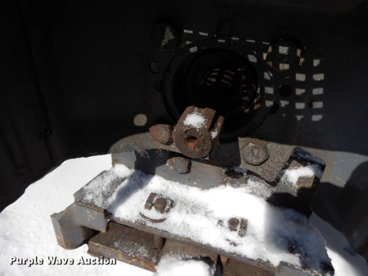 image for item GG9420 2001 New Holland TS100  tractor