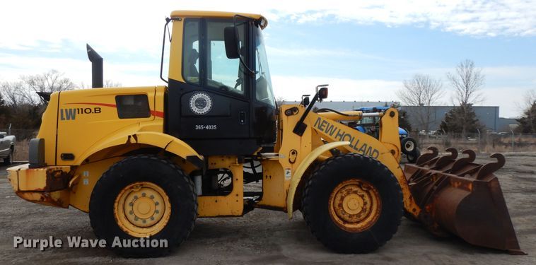 image for item GG9422 2005 New Holland LW110B  wheel loader