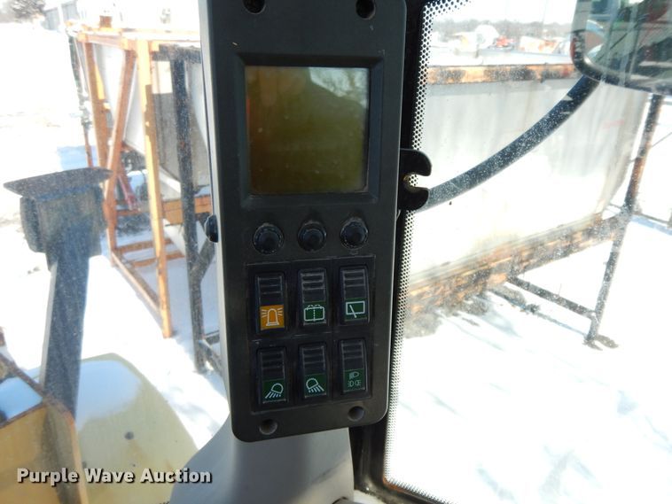 image for item GG9422 2005 New Holland LW110B  wheel loader