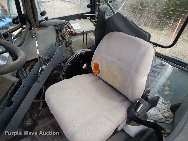 image for item GG9430 2001 New Holland TS100  tractor