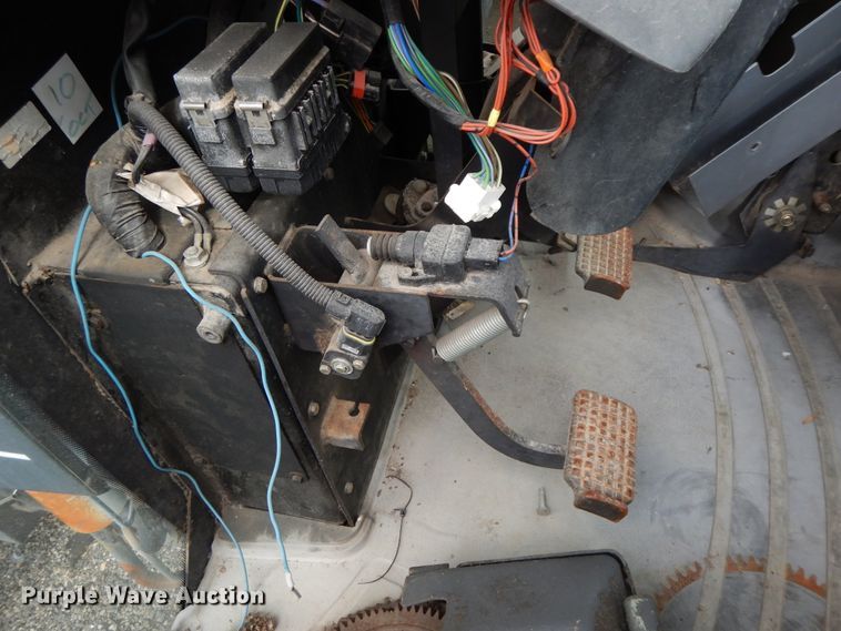 image for item GG9430 2001 New Holland TS100  tractor